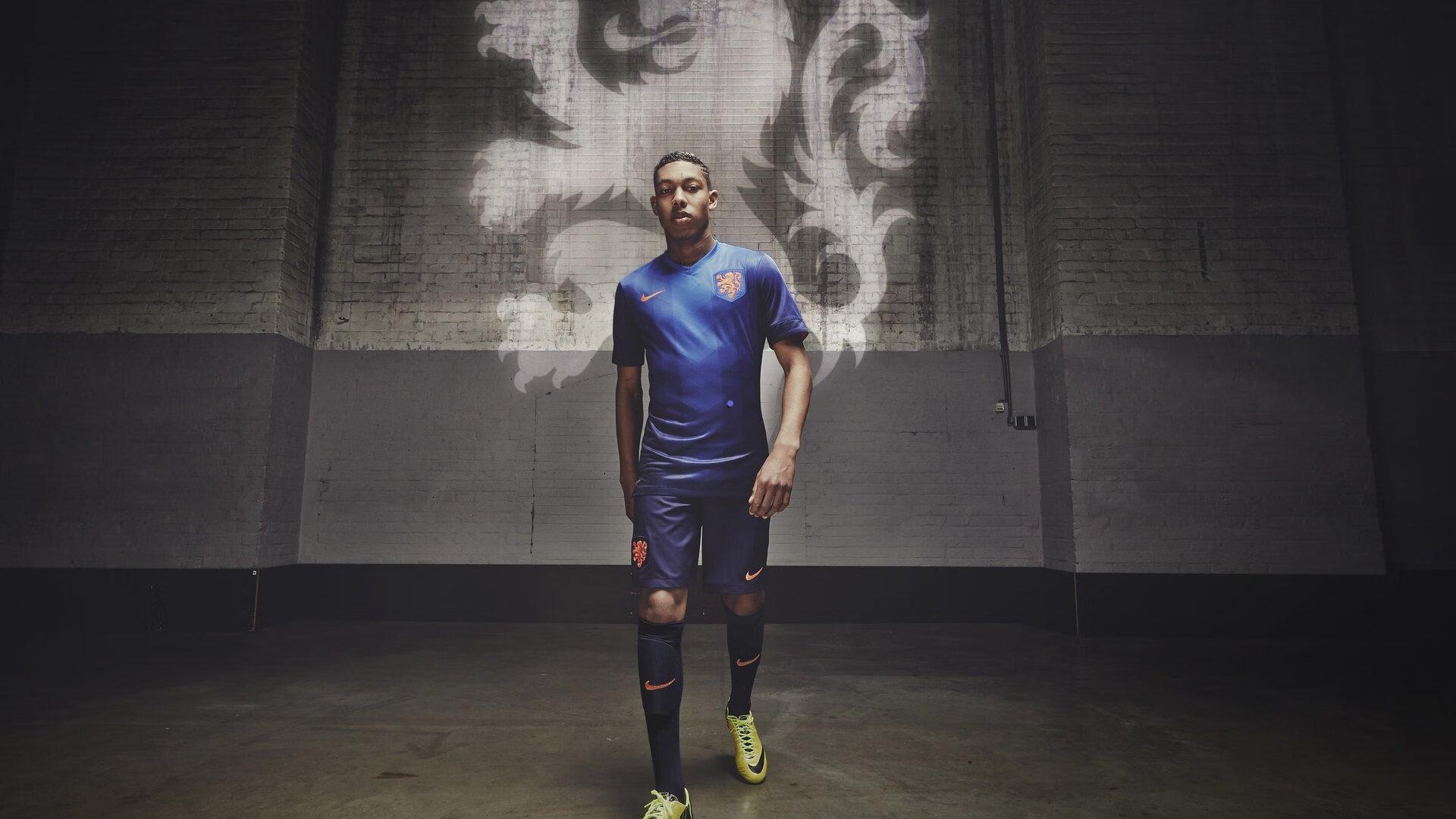 若塔车祸现场清理完毕 严重损毁车辆残骸触目惊心