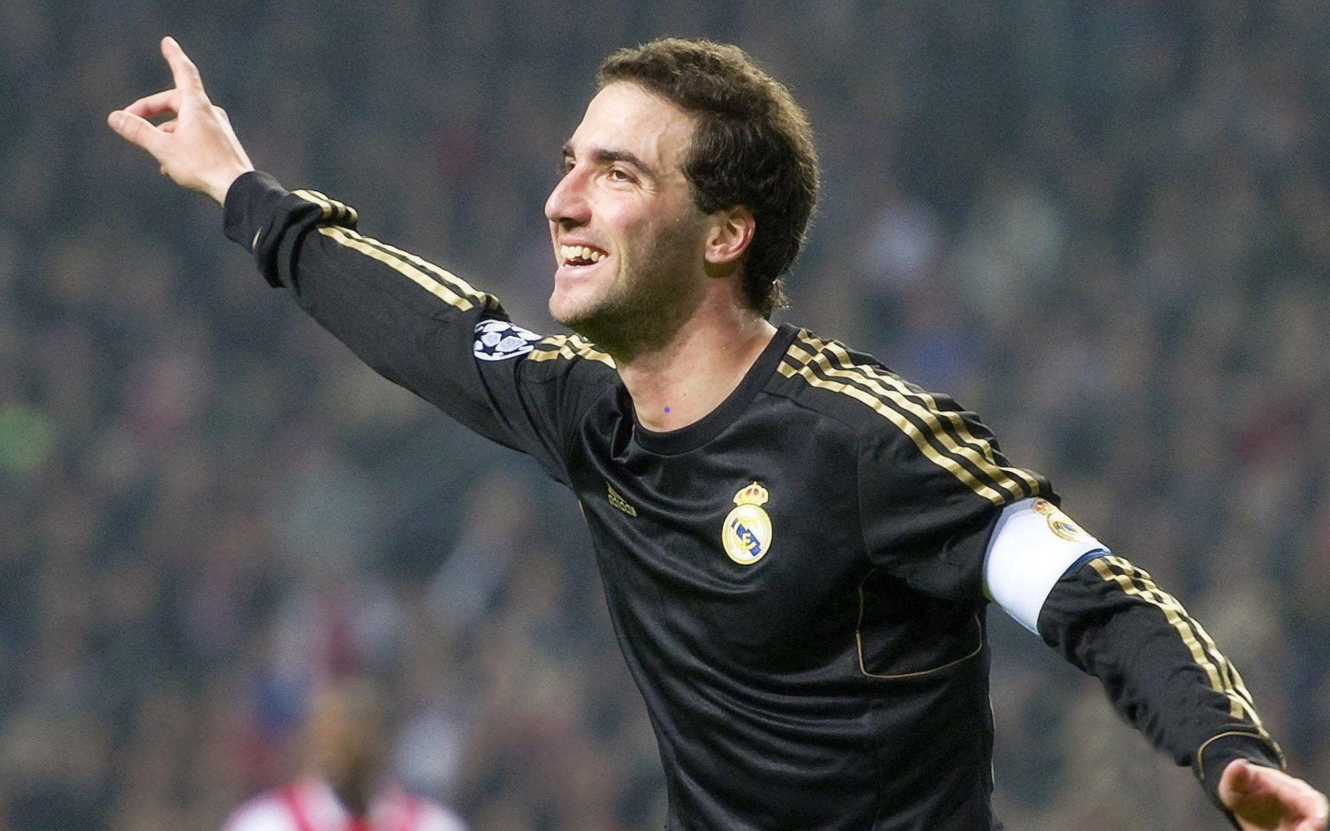 16岁女篮新星张子宇赛前热身引热议 与助教不动如山角力轻松取胜