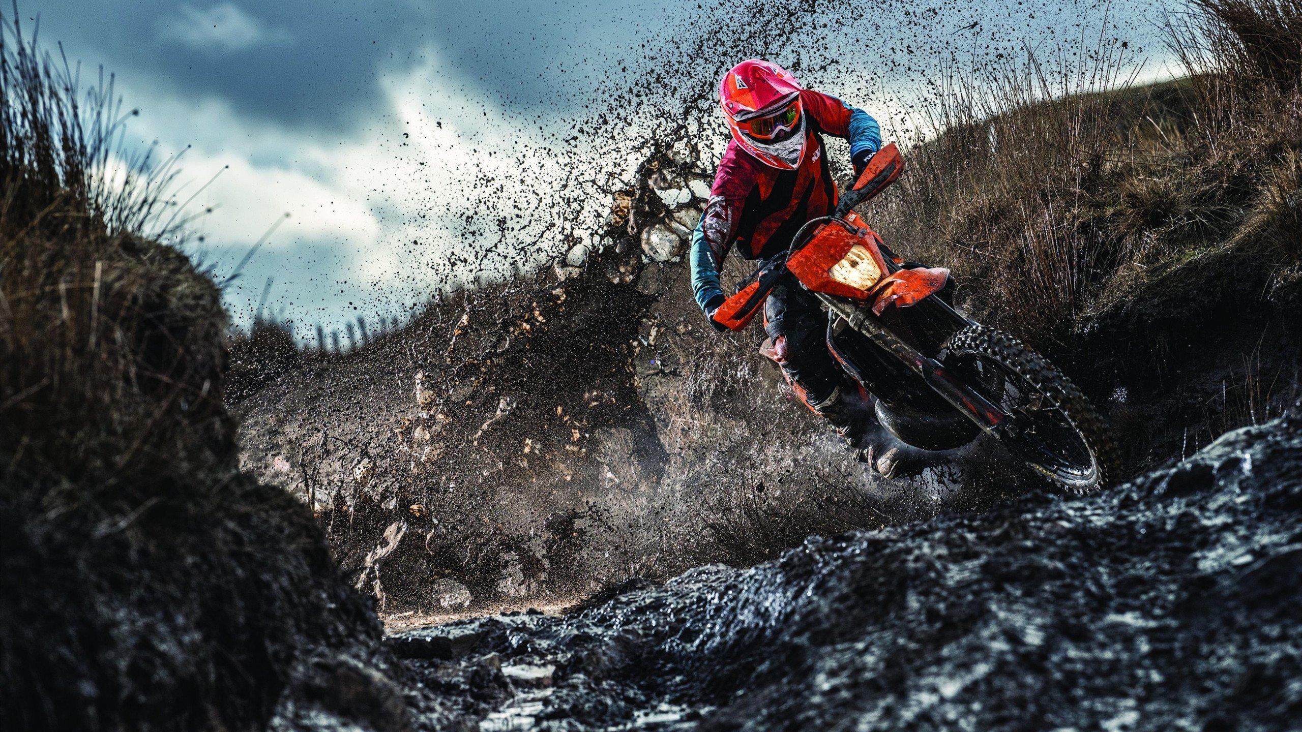 水上竞速巨星詹姆斯现身摩纳哥，亲自激励旗下E1电动赛艇队备战新赛季